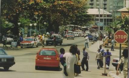 rue anime du centre-ville de Libreville